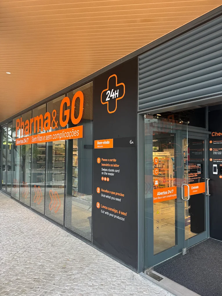 Fachada da Pharma&Go, parafarmácia autónoma 24h no Parque das Nações, Lisboa